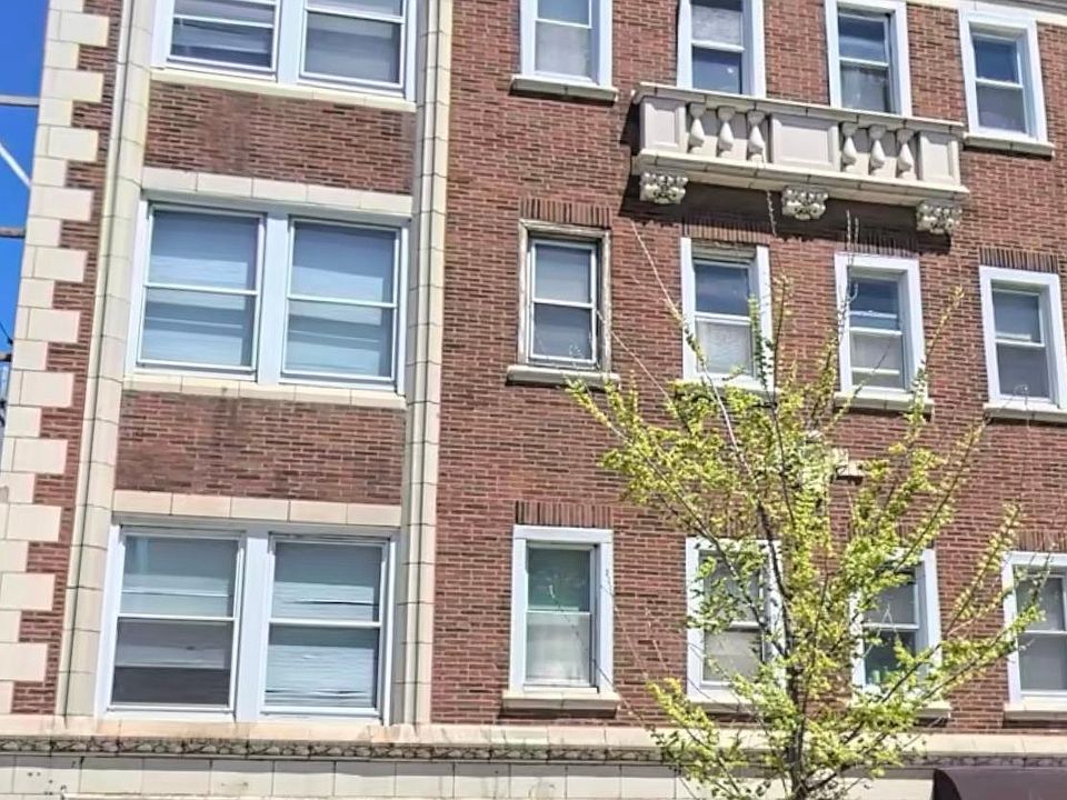 1st image of 1950 W Montrose Ave