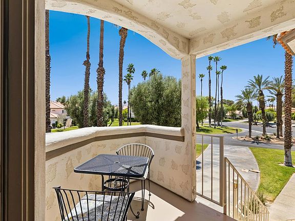4th image of 290 Vista Royale Cir W