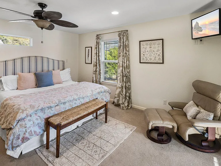 301 Hub Dr — Photo 23