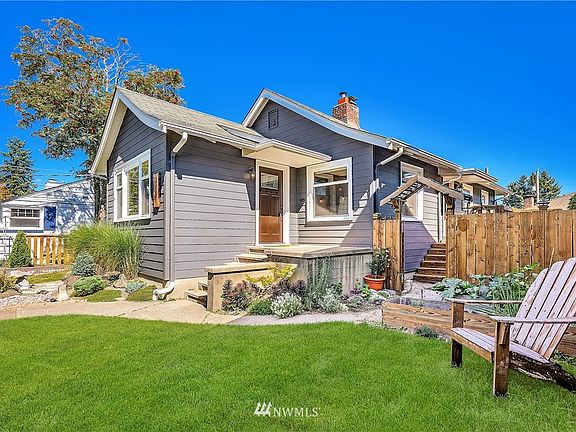 Classic Craftsman in coveted Belvidere Community