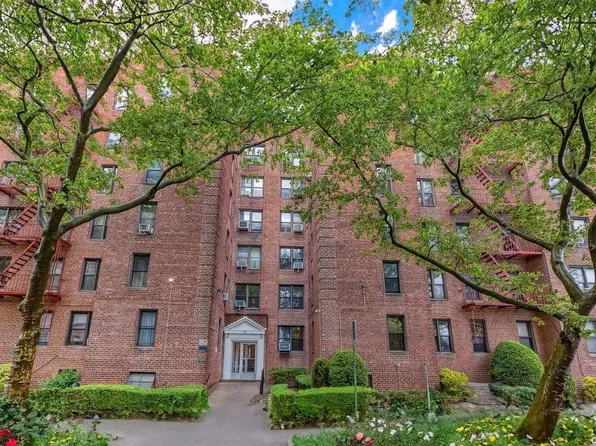 711 Montauk Court image 1 of 9