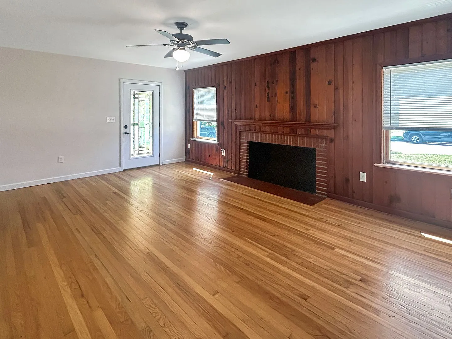 Beautiful 3 bedroom home in one of the prettiest neighborhoods in St. Petersburg — Photo 3