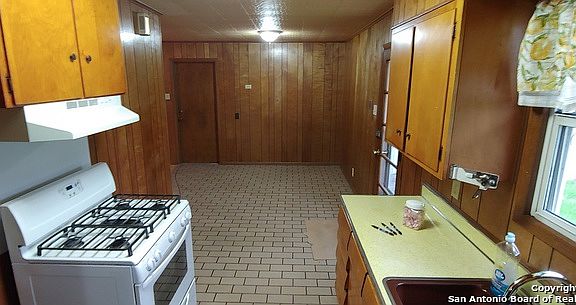 5th image of 559 E Palfrey St