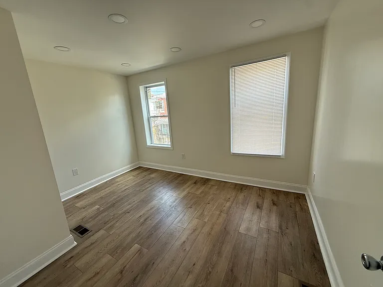 2720 E Biddle St — Photo 29