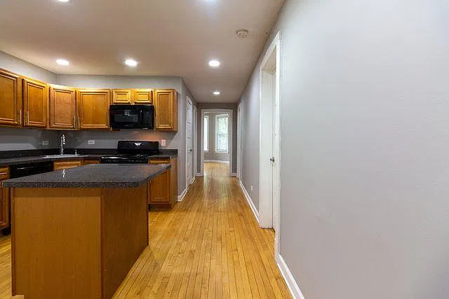 2819 N Springfield Ave — Photo 4