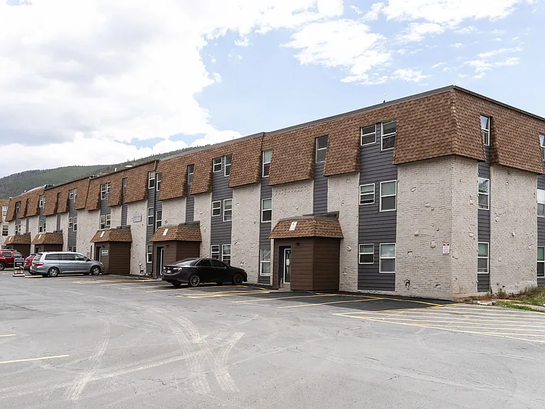 Straight Creek Apartments — Photo 10