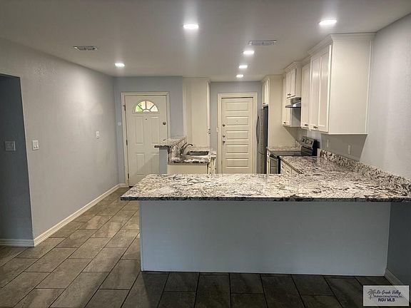 3rd image of 910 Live Oak Cir APT A