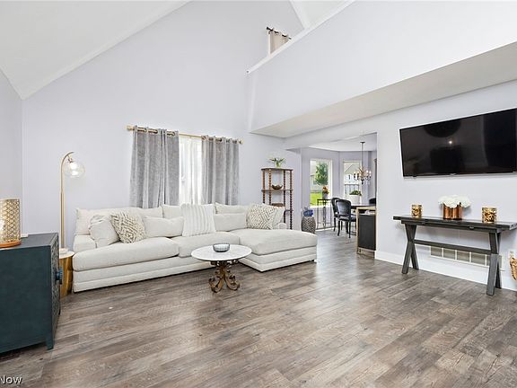 3rd image of 3894 Dartford Ln
