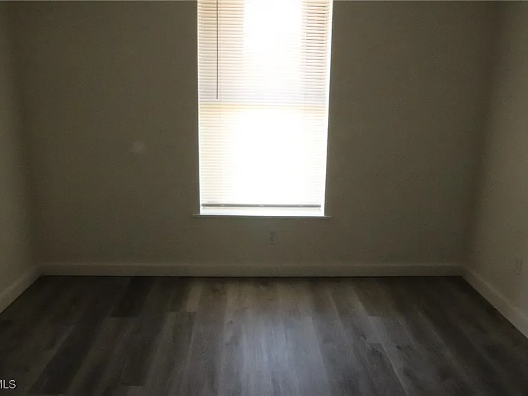 320 Harry Ave S — Photo 15