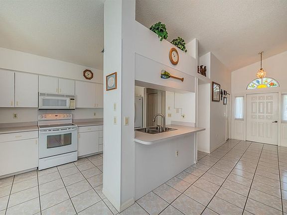 5th image of 161 Lake Shore Dr W