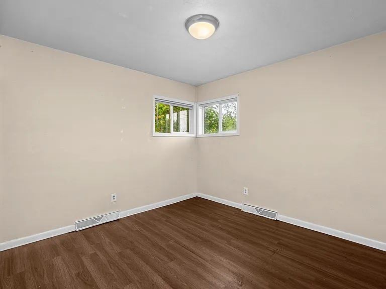 Oak St — Photo 14