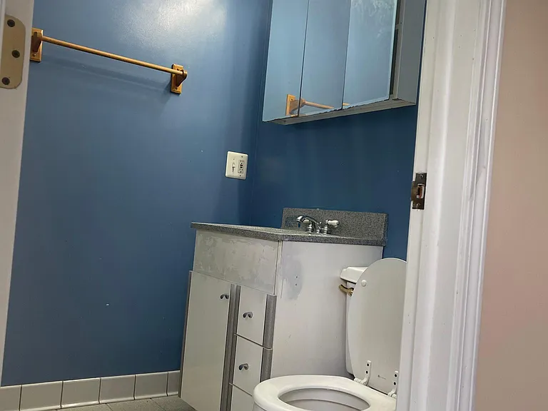 2635 Queen St — Photo 11