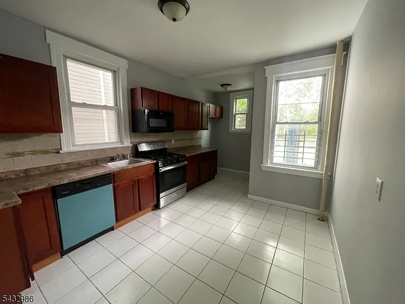 3 bed, 1.0 bath, $2,300 — Photo 2