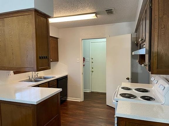3rd image of 608 Thelma St #A