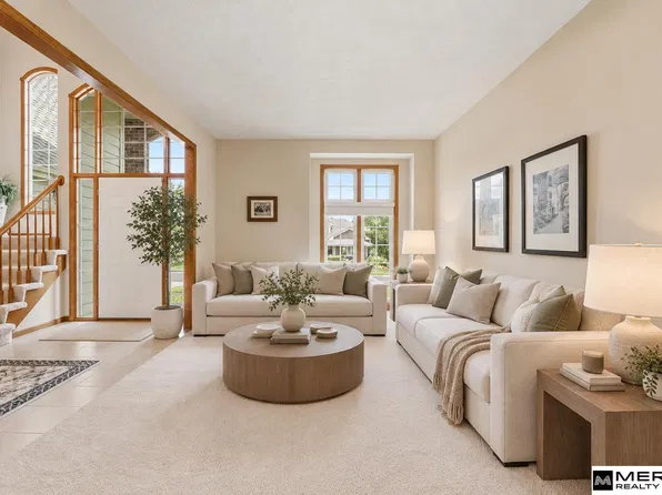 1303 Western Hills Dr, Papillion, NE 68046