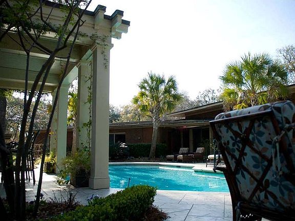 5th image of 226 Country Club Ln