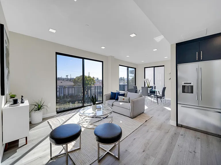 1111 N Kenmore Ave #202 — Photo 2