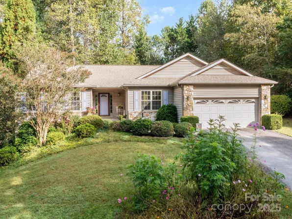 16 Tall Pines Rd, Hendersonville, NC 28739