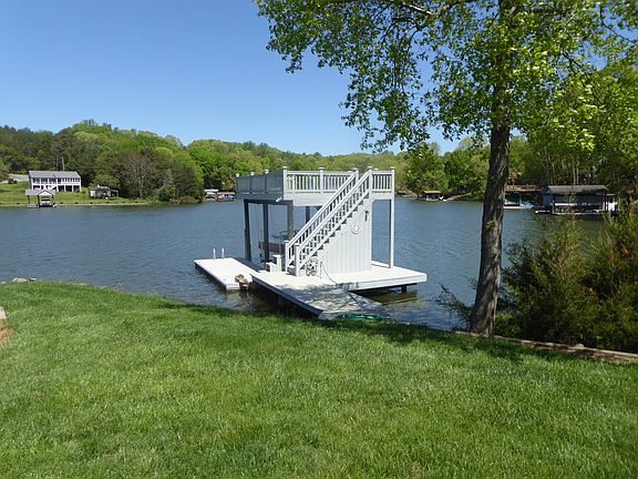 Boat dock/w lift & partydeck