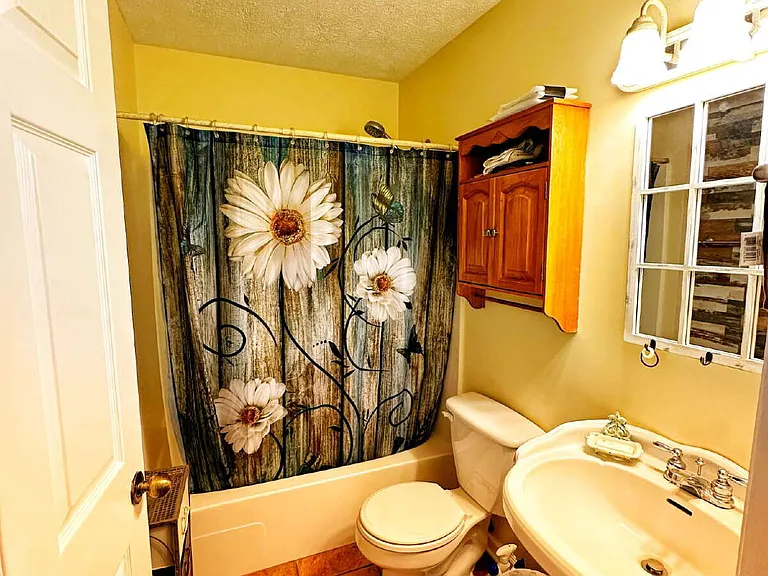 165 Moss Ave — Photo 2