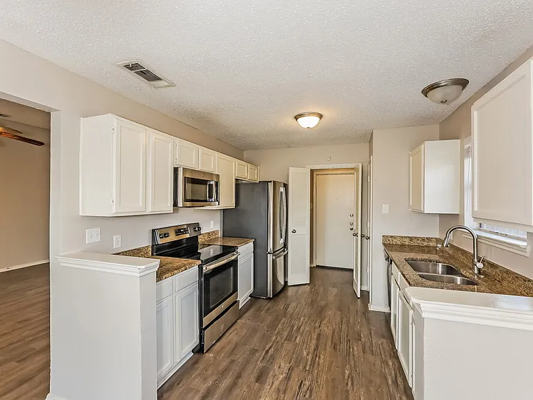 2605 Hartford Ln — Photo 6