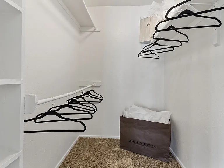 Lincoln Court — Photo 15