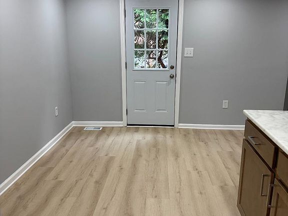 5th image of 916 Crawford Dr