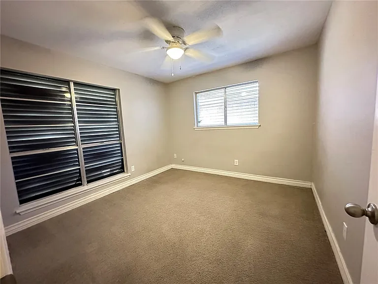 2114 Saint Charles Dr — Photo 17