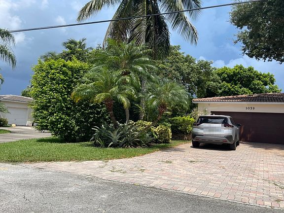2nd image of 1029 NE 104th St