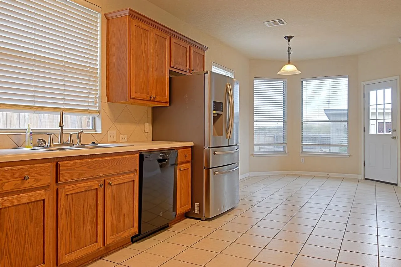 4 bed, 3.0 bath, 2165 sqft, $884 — Photo 3
