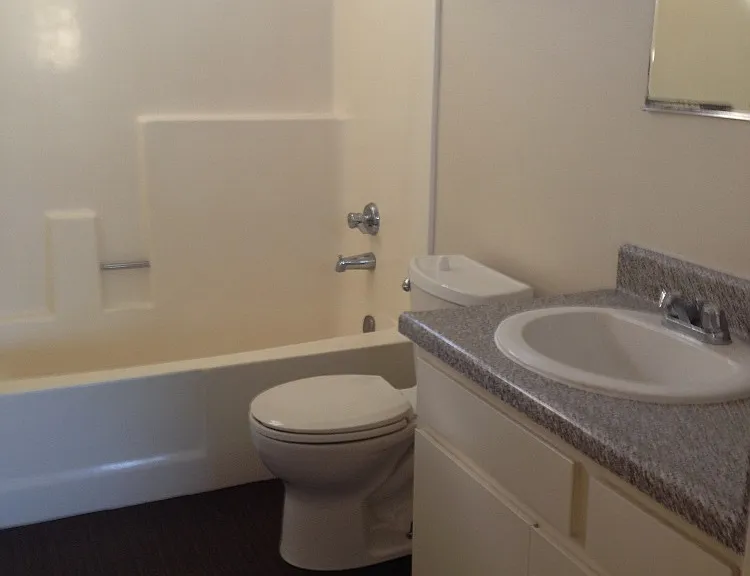 13815 Hawthorne Way #5 — Photo 6