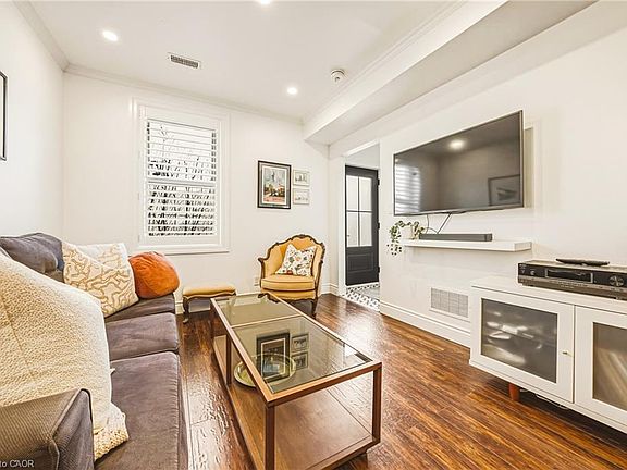 5th image of 153 Elgin St