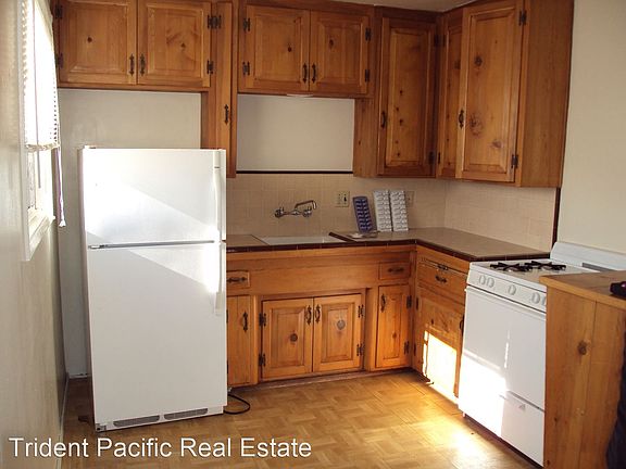 4th image of 4421 Winona Ave #C