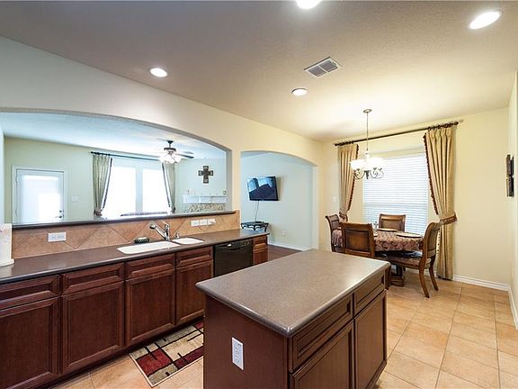 4th image of 2136 Burnside Dr