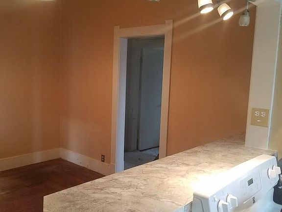 4th image of 1526 E Grand Ave