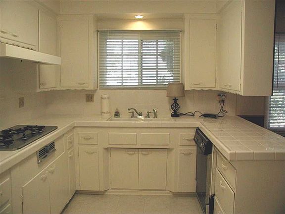 Sweet Kitchen- Lot's of Cabinetry