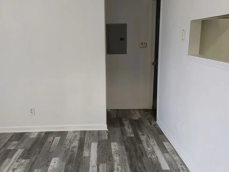 2250 S Oliver Ave — Photo 28