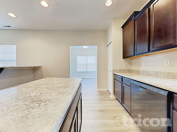 4th image of 1818 Twelve Oaks Dr