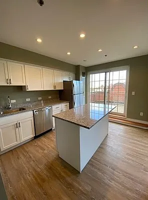 2 bed, 1097 sqft, $5,600 — Photo 2