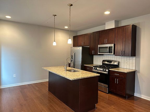 Open Floor plan, Eat in Kitchen