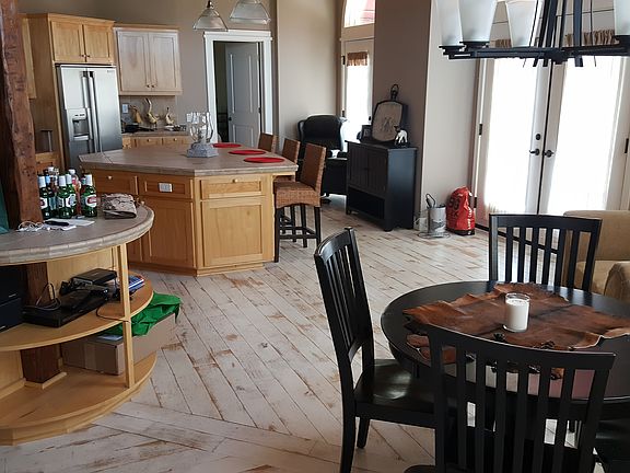 3rd image of 567 Egan St