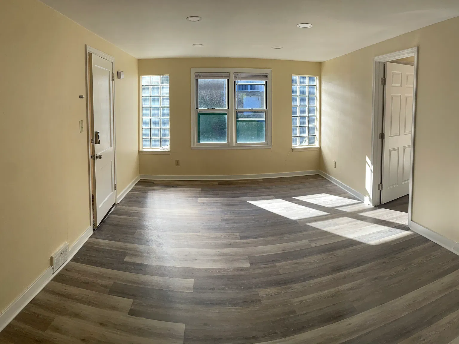 3 bed, 1045 sqft, $1,400 — Photo 2