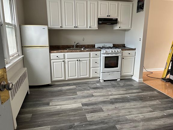 2nd image of 830 E Broadway #2O6