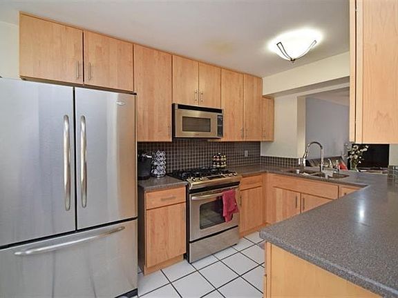 2nd image of 927 Nassau St