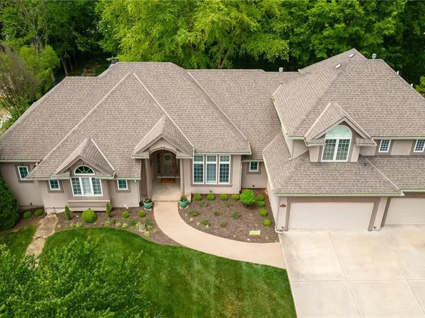 6512 N National Dr, Parkville, MO 64152