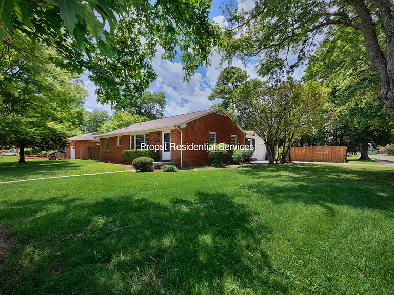 823 Stanhope Dr NE — Photo 30