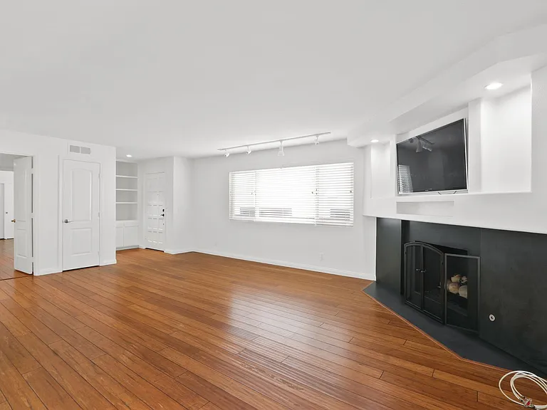 317 1/2 Heliotrope Ave — Photo 6