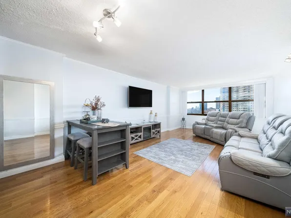 7002 Boulevard E APT 26J, Guttenberg, NJ 07093