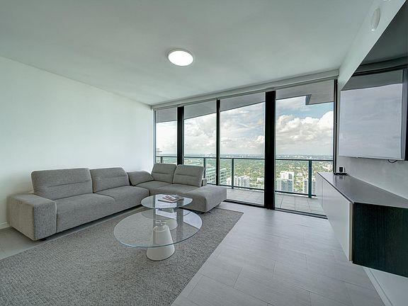 3rd image of 1000 Brickell Plz #45