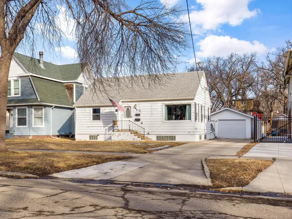341 8th Ave S, Fargo, ND 58103